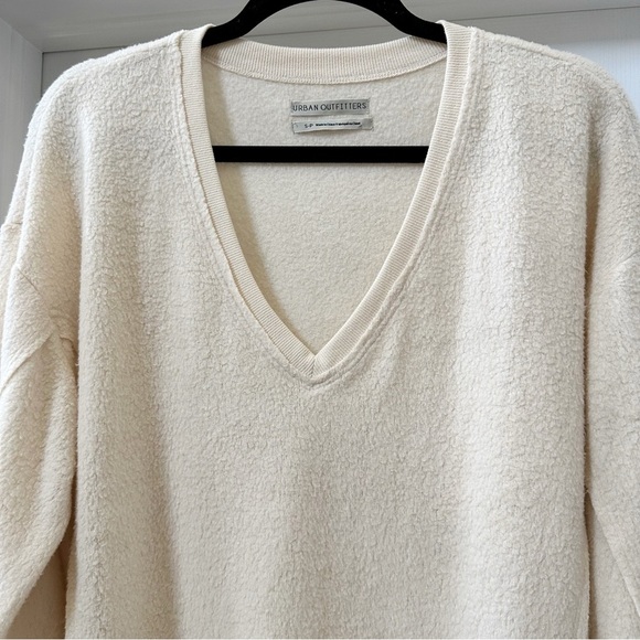 Urban Outfitters UO Lillu V-Neck Pullover Top Cozy Sweater Oversize Cream Small - Picture 2 of 10